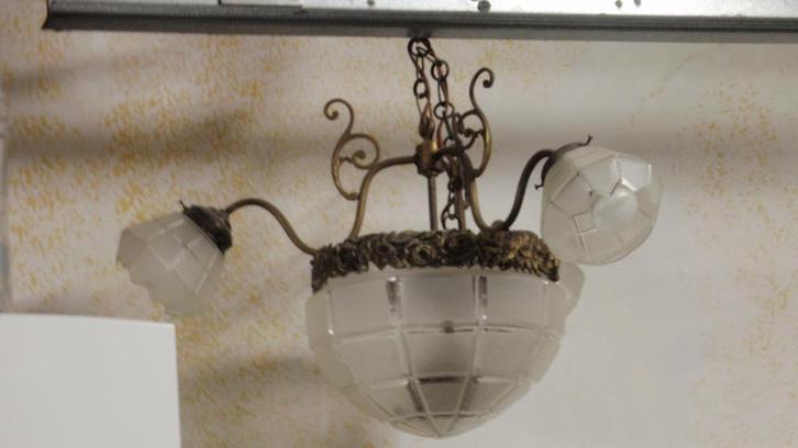 Art Deco kroonluchter brons en gesatineerd glas, Maison & Meubles, Lampes | Lustres, Utilisé, Verre, Métal, Enlèvement