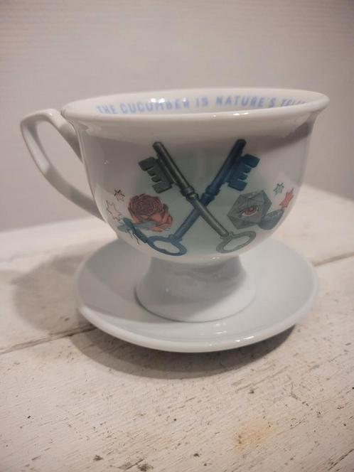 Tasse et sous-tasse en Porcelaine Hendrick's gin, Collections, Porcelaine, Cristal & Couverts, Comme neuf, Porcelaine, Enlèvement ou Envoi