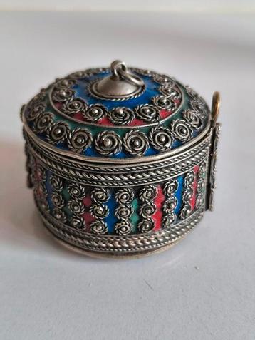 Berber armband en sieradendoosje in 1 beschikbaar voor biedingen