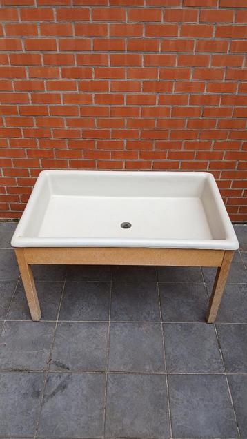 zand en watertafel  /  kinder speeltafel (hout - polyester) beschikbaar voor biedingen
