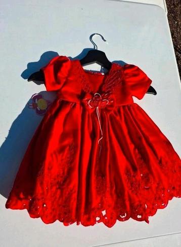 Nieuw rood kleedje maat 74/80 beschikbaar voor biedingen