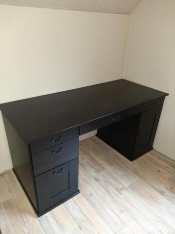Zwarte bureau in echt hout beschikbaar voor biedingen