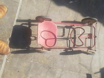 Ancienne voiture à pédale pour enfant à vendre beschikbaar voor biedingen