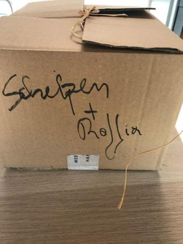 Doos gevuld met schelpen en raffia beschikbaar voor biedingen