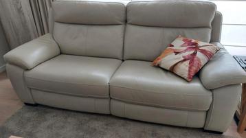 Mooie cremekleurige lederen salon, 2x 2.5 zit. beschikbaar voor biedingen