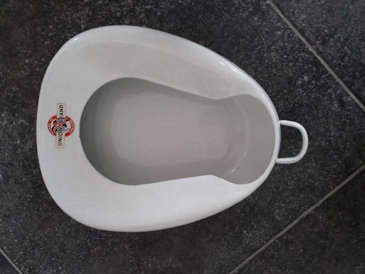 Oude maar nieuwe geëmailleerde bedpan met hanvat, Antiek en Kunst, Curiosa en Brocante, Ophalen of Verzenden