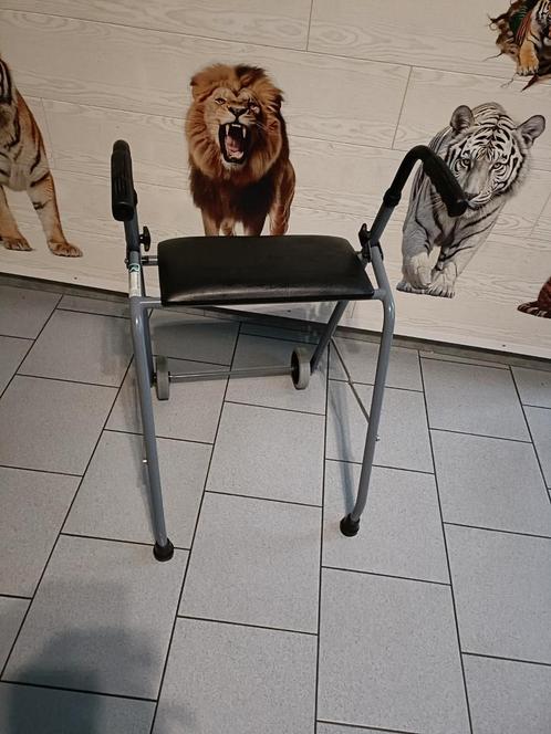 Tribune deambulateur pliable avec 2 pieds 2 roues et siège, Diversen, Rollators, Opvouwbaar, Ophalen