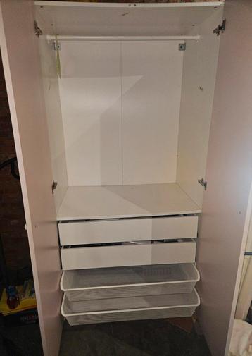 2deurs roze/witte kast beschikbaar voor biedingen