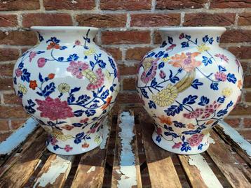 Porseleinen vazen  beschikbaar voor biedingen