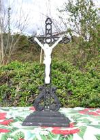 crucifix a poser en fonte avec christ faience (4), Enlèvement ou Envoi
