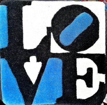 LOVE is een tapijt van de Amerikaanse artist Robert Indiana beschikbaar voor biedingen