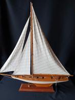 Zeilboot gemaakt van hout en staat op vast statief, Hobby en Vrije tijd, Modelbouw | Boten en Schepen, Ophalen of Verzenden, Zo goed als nieuw
