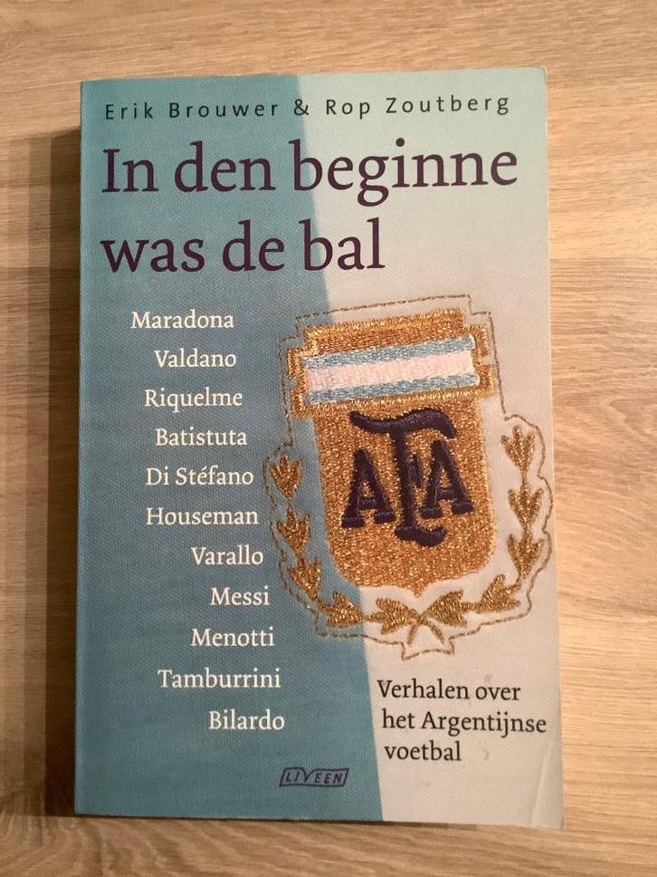 In Den Beginne Was De Bal Van Erik Brouwer, Boeken, Sportboeken, Zo goed als nieuw, Balsport, Ophalen of Verzenden