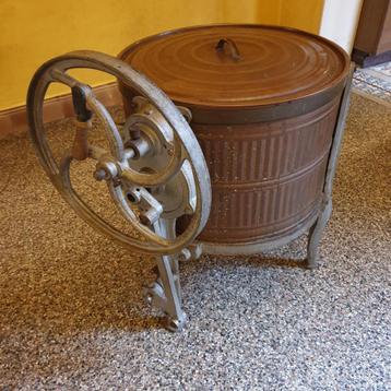 Ancienne machine à laver en cuivre disponible aux enchères