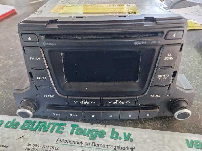 Radio CD Speler van een Hyundai I10, Auto-onderdelen, Elektronica en Kabels, Hyundai, Gebruikt, 3 maanden garantie, Ophalen of Verzenden