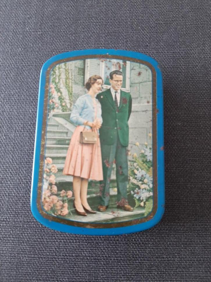 blikken tabaksdoos Rizla met Belgisch koningspaar, Verzamelen, Blikken, Gebruikt, Overige, Ophalen of Verzenden
