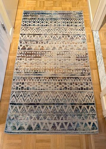 Klein vloerkleed beschikbaar voor biedingen