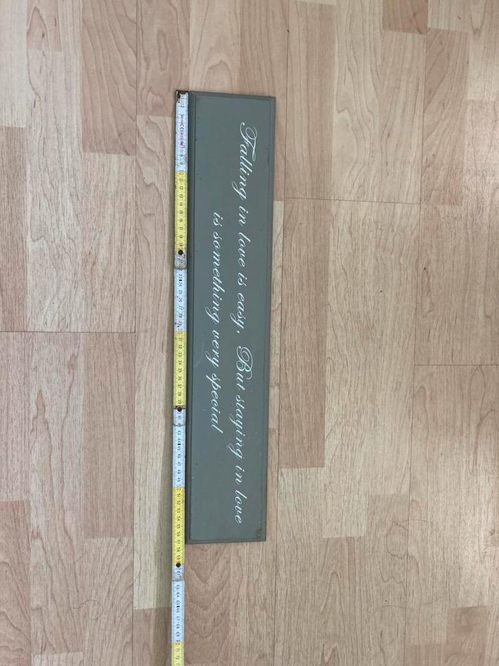 Decoratief houten wandbord – “Falling in love…” tekst, Huis en Inrichting, Woonaccessoires | Wanddecoraties, Gebruikt, Ophalen of Verzenden
