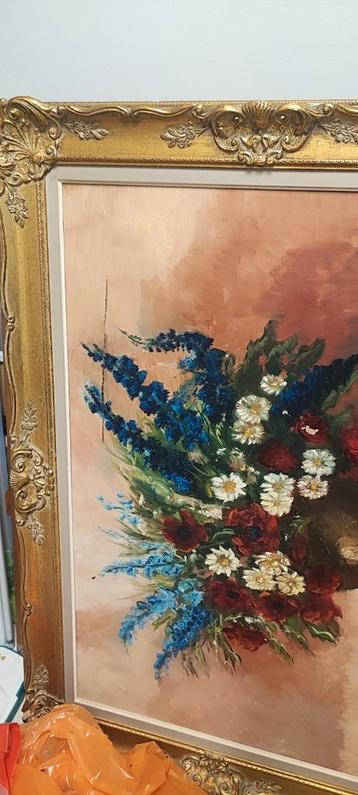 Groot schilderij met beschadiging in doek beschikbaar voor biedingen