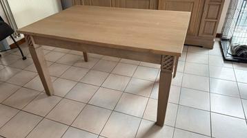 Tafel beschikbaar voor biedingen