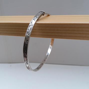 Zilveren armbandjje met gegraveerd motief.  beschikbaar voor biedingen