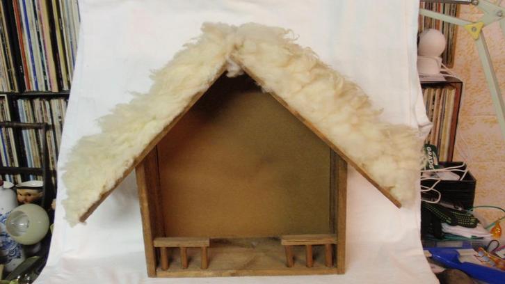 Houten kerststal met schapen vacht op dak, Diversen, Kerst, Gebruikt, Ophalen of Verzenden