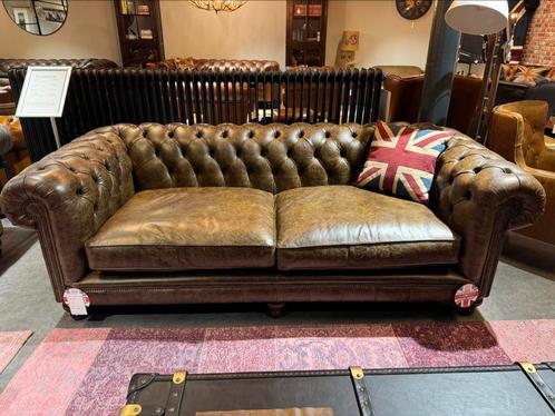 Stoere vintage chesterfield 3 zits bank Edinburgh Bruin, Huis en Inrichting, Zetels | Zetels, Leer, Ophalen of Verzenden