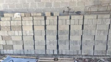 Groot lot holle betonstenen betonblokken 39x19x14 beschikbaar voor biedingen