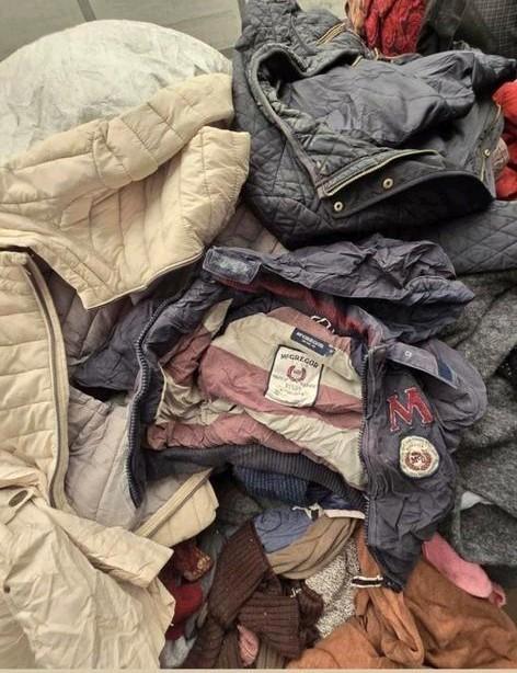 Baal tweedehands gebruikt kledij textiel hulpgoederen export, Kleding | Dames, Dames-kledingpakketten, Gedragen, Ophalen of Verzenden