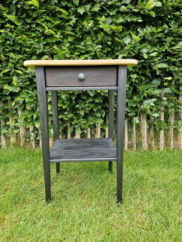 stijlvol gerefurbished houten tafeltje met lade. beschikbaar voor biedingen