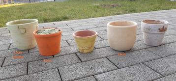 bloempot terracotta geverfd , 5 potten  voor €12 beschikbaar voor biedingen