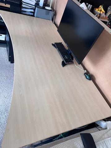 Groot kantoor bureau  beschikbaar voor biedingen