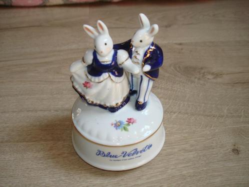1987 Sekiguchi - Blauw - Konijntjes - Muziekdoos Dansers, Antiek en Kunst, Antiek | Porselein, Ophalen of Verzenden