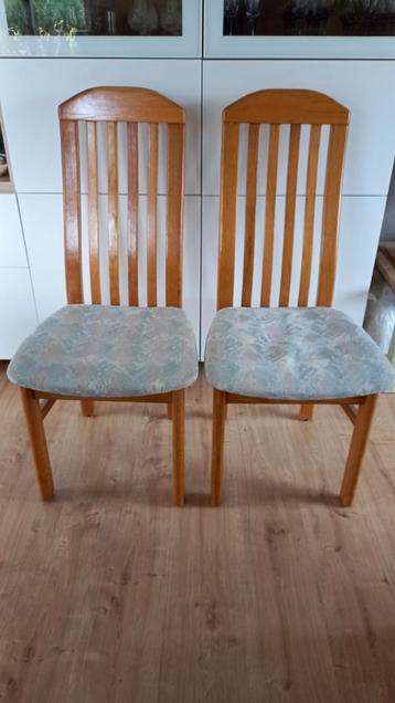 2 chaises de salle à manger en bois  disponible aux enchères