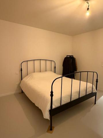 Zwart bedframe en 2 lattenbodems van IKEA, Comme neuf, Enlèvement, Deux personnes, 160 cm