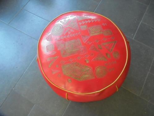POEF VUURROOD MET GELE DETAILS, Huis en Inrichting, Zetels | Voetbanken en poefs, Nieuw, 50 tot 75 cm, Minder dan 50 cm, Rond