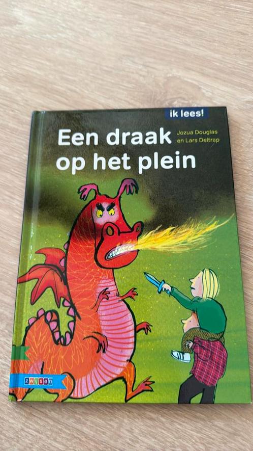 Jozua Douglas - Een draak op het plein, Boeken, Kinderboeken | Jeugd | onder 10 jaar, Zo goed als nieuw, Ophalen of Verzenden