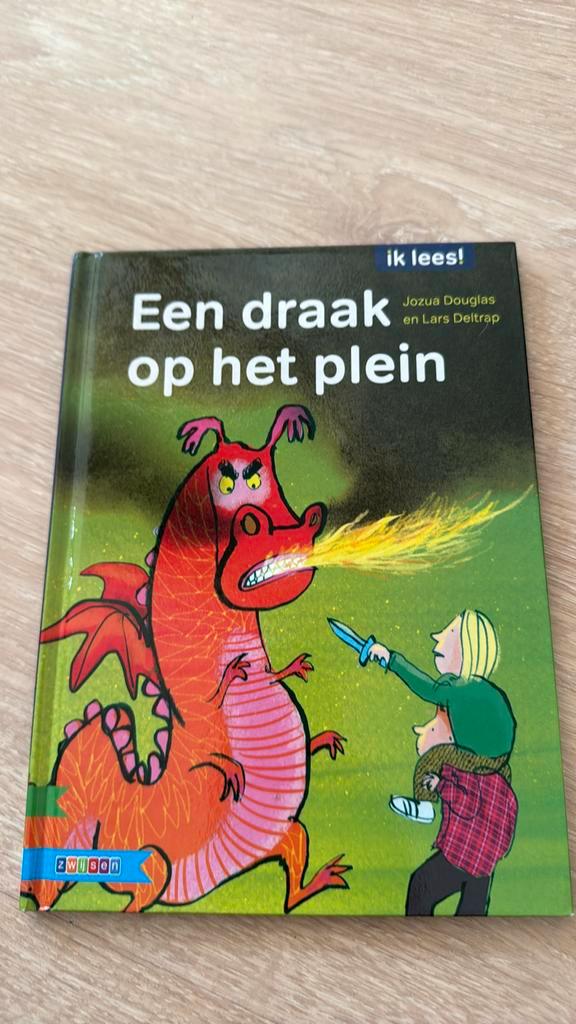 Jozua Douglas - Een draak op het plein, Boeken, Kinderboeken | Jeugd | onder 10 jaar, Zo goed als nieuw, Ophalen of Verzenden