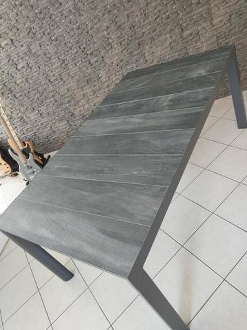 Design tuintafel van aluminium en steen. Nieuw 1800€. 