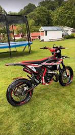 Gezocht! supermoto 50cc beta, scherco, fantic, aprillia, Fietsen en Brommers, Brommers | Derbi, Ophalen, Zo goed als nieuw