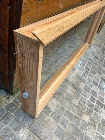 Cadre en bois avec vitre  beschikbaar voor biedingen
