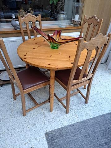 Table avec 4 chaises disponible aux enchères