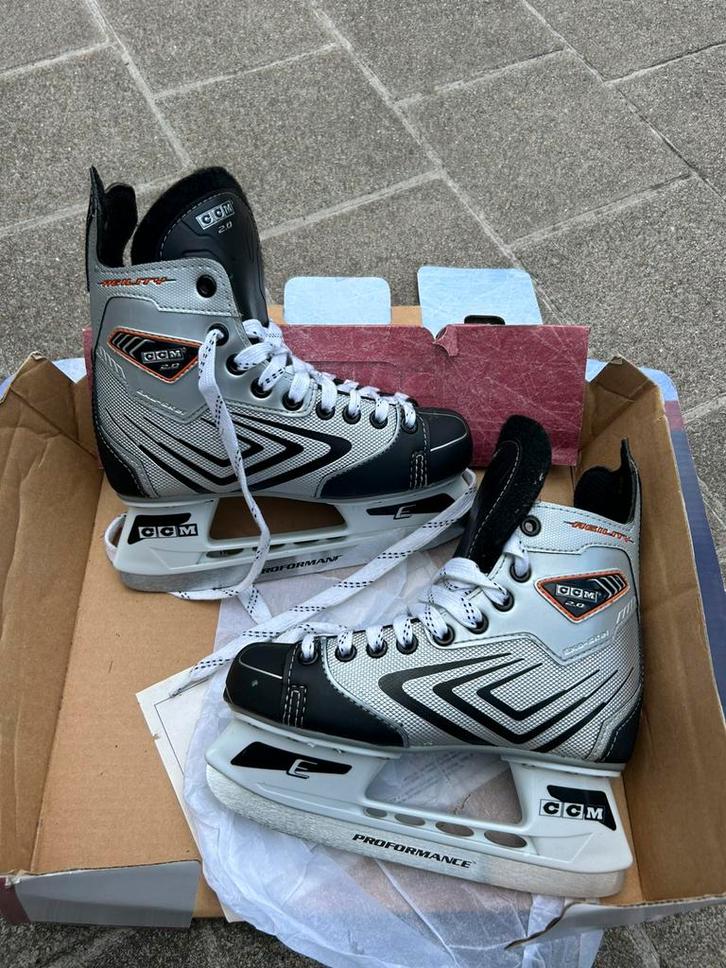 CCM Proformance 2.0 ijshockeyschaatsen maat 35, Sport en Fitness, IJshockey, Zo goed als nieuw, Schaatsen, Ophalen