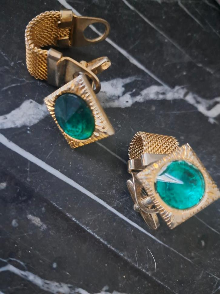 Boutons de manchette vintage dorés avec pierre verte (Styl, Antiquités & Art, Antiquités | Bureau & Affaires, Enlèvement ou Envoi