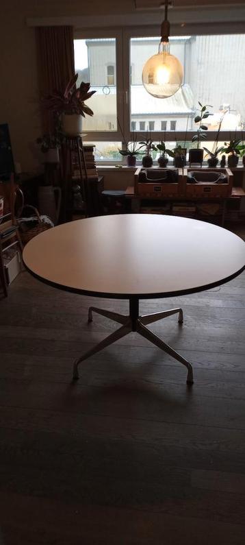 Eames Vitra witte ronde tafel met chrome poten. beschikbaar voor biedingen