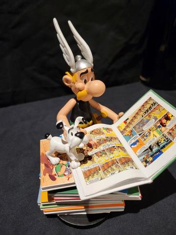 Asterix en idefix met een stapel asterix albums - 2de edit. beschikbaar voor biedingen