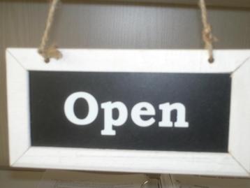 bordjes: open/ gesloten en even weg beschikbaar voor biedingen