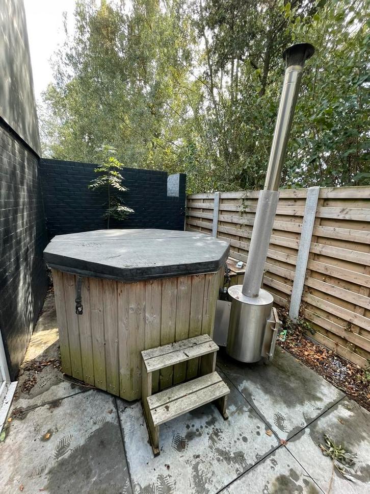hottub met houtgestookte kachel !, Tuin en Terras, Bubbelbaden en Hottubs, Gebruikt, Vast, Afdekzeil, Filter, Pomp, Trap, Ophalen