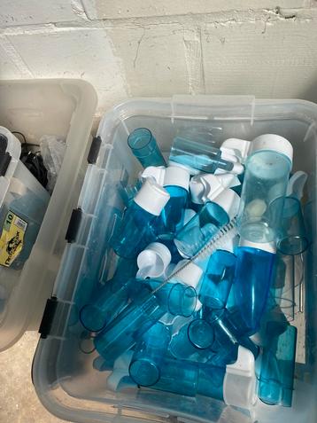 eetbakjes en drinkfonteine 3 zakken beschikbaar voor biedingen