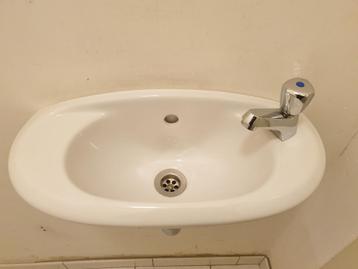 Lavabo blanc 50 cm sur 22 cm avec robinet et siphon à coupel